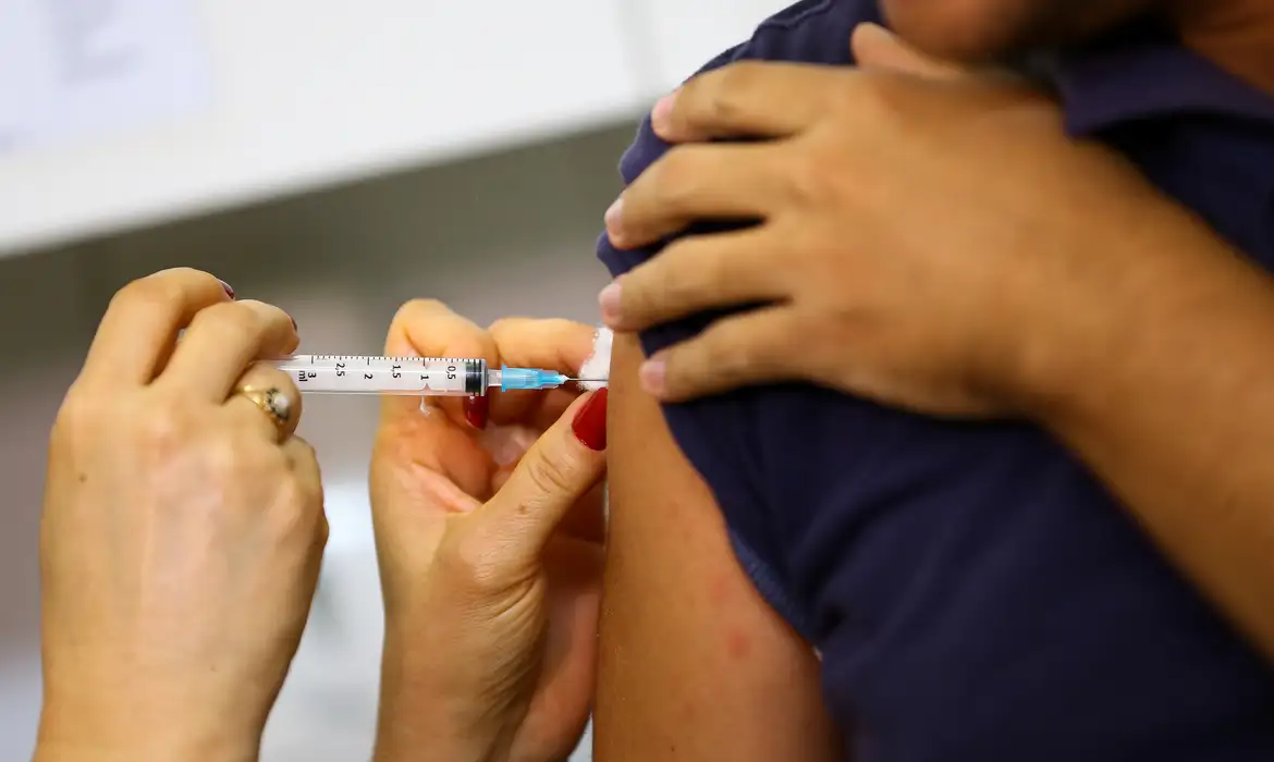 Anvisa assina termo de compromisso para a vacina da dengue do Butantan